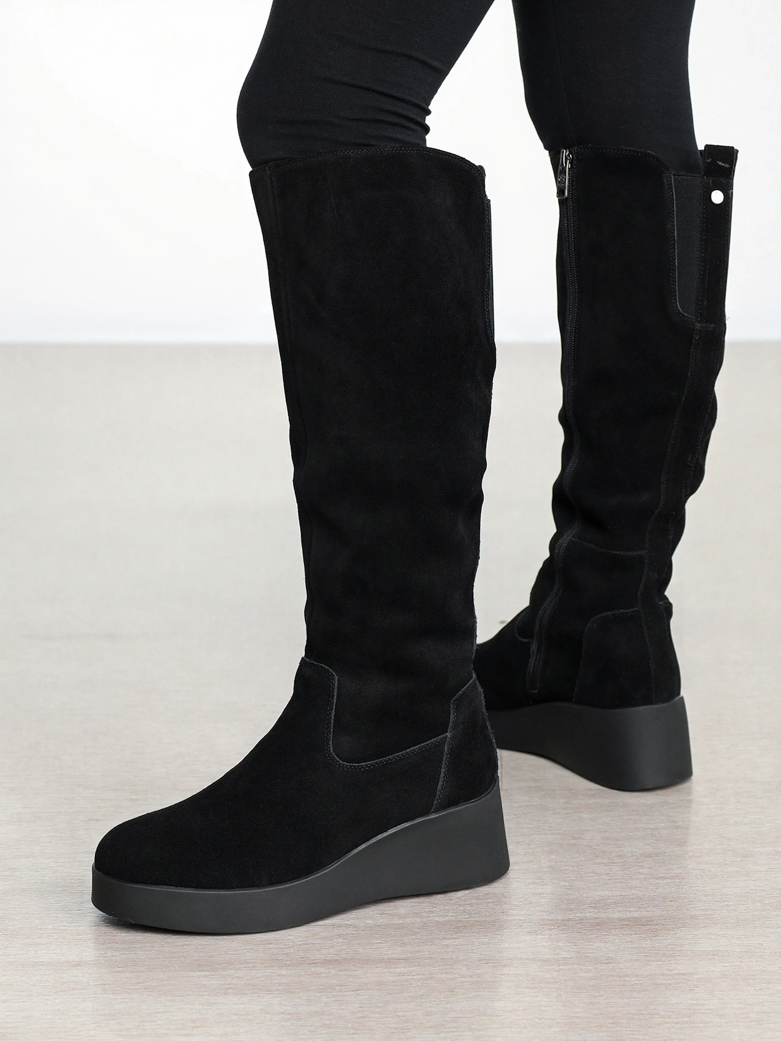 Сапоги черного цвета из натуральной замши на высокой платформе